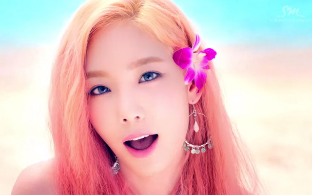 Taeyeon(Girls' Generation) wearing the lens of O-LENS