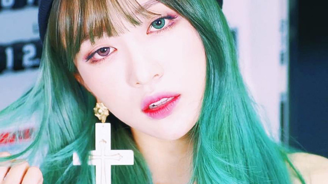 Hani(EXID) wearing the lens of O-LENS