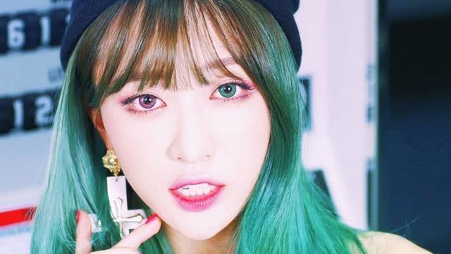 Hani(EXID) wearing the lens of O-LENS